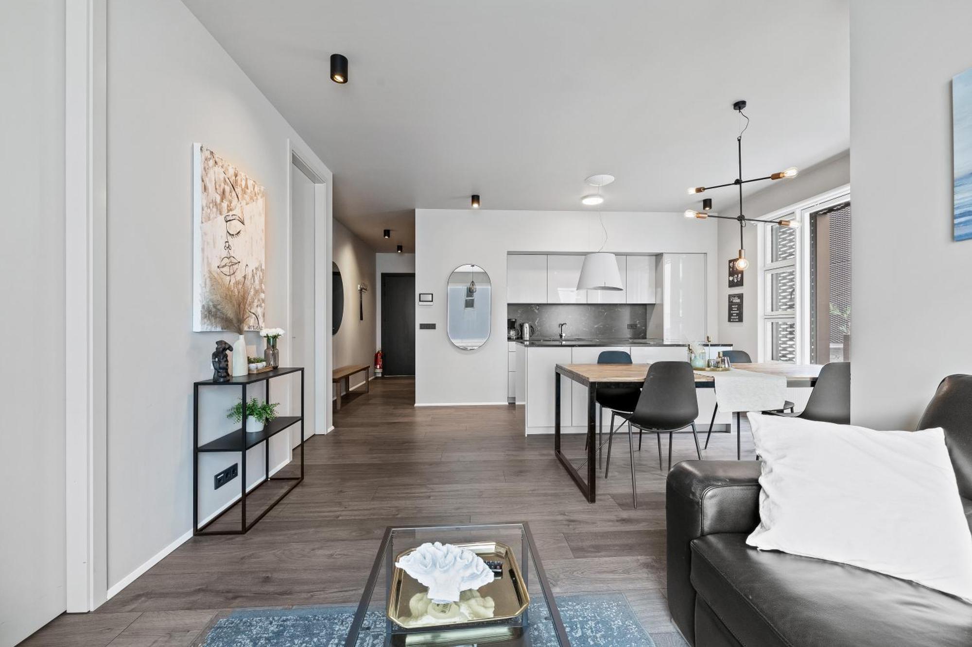 Vibrant Hafnatorg I Spacious Property With Expansive Garage Reykjavik Exterior photo