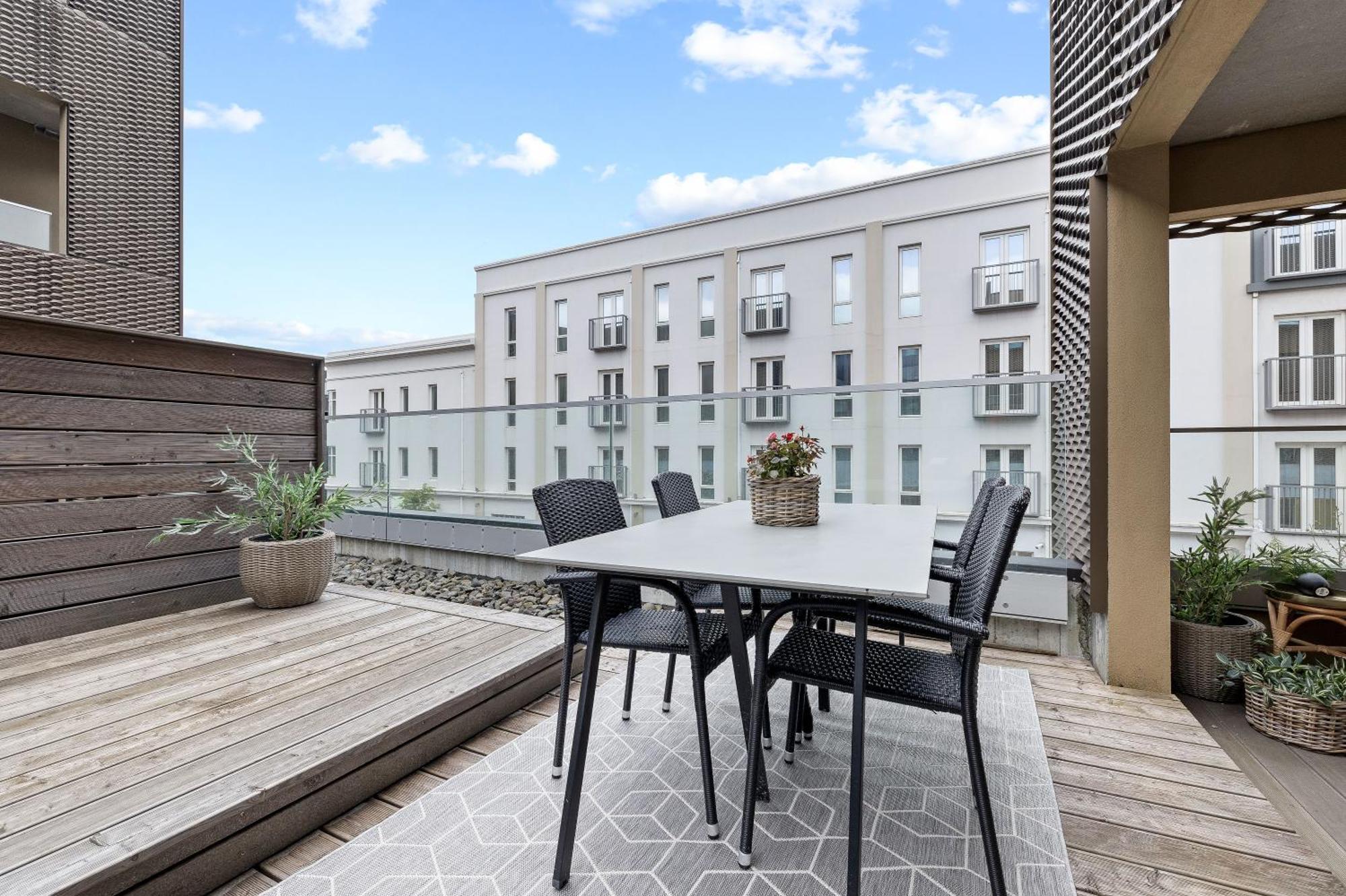 Vibrant Hafnatorg I Spacious Property With Expansive Garage Reykjavik Exterior photo