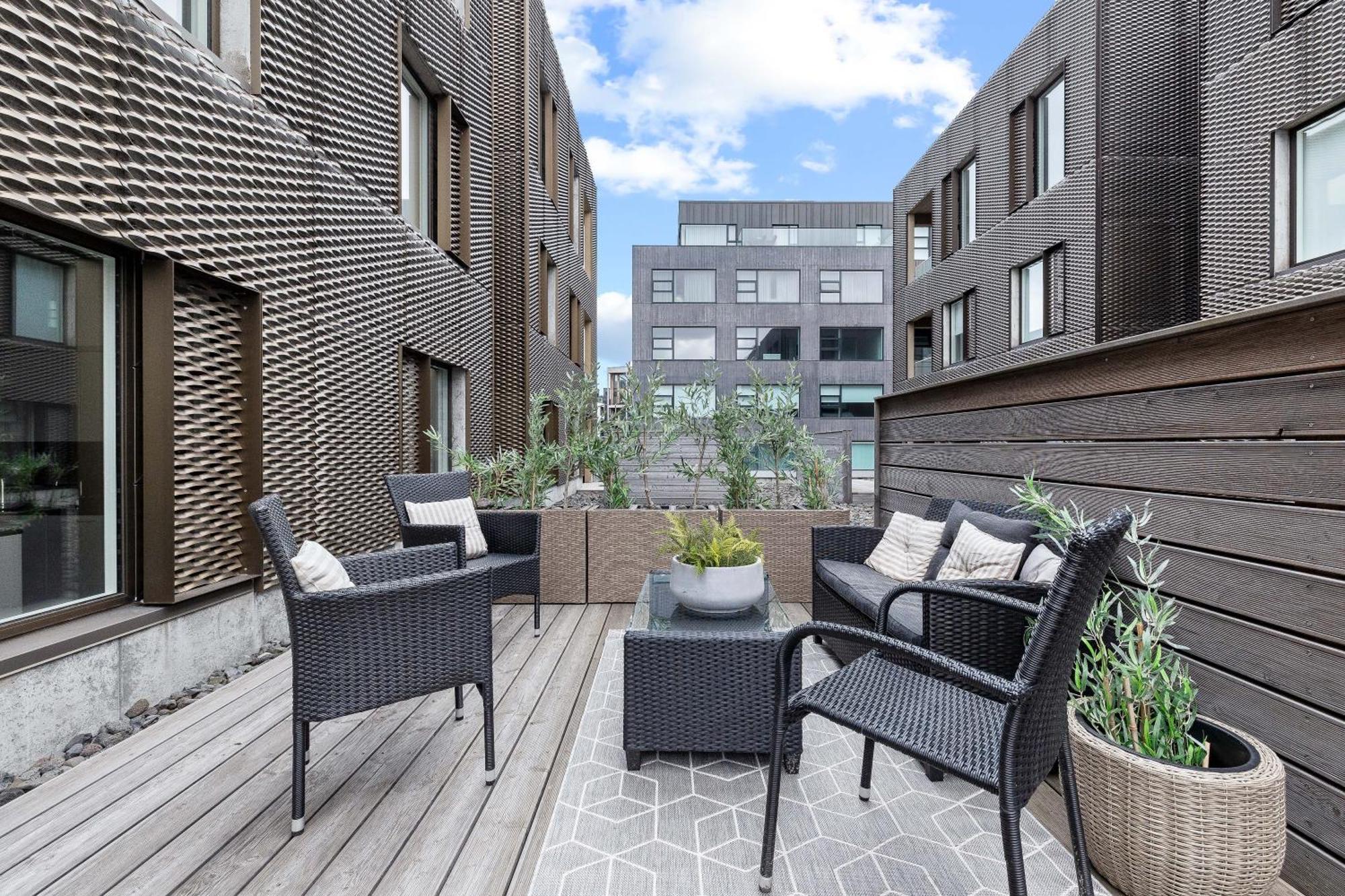 Vibrant Hafnatorg I Spacious Property With Expansive Garage Reykjavik Exterior photo