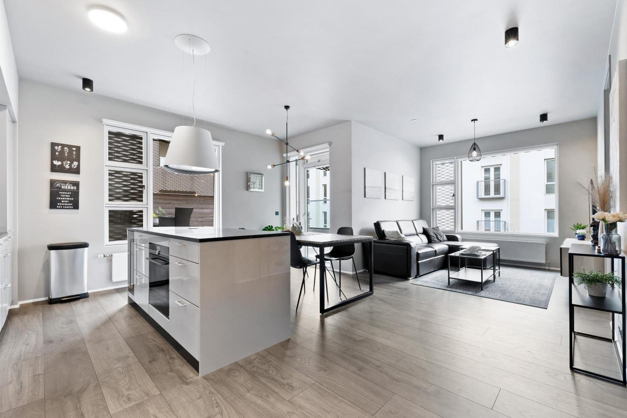 Vibrant Hafnatorg I Spacious Property With Expansive Garage Reykjavik Exterior photo