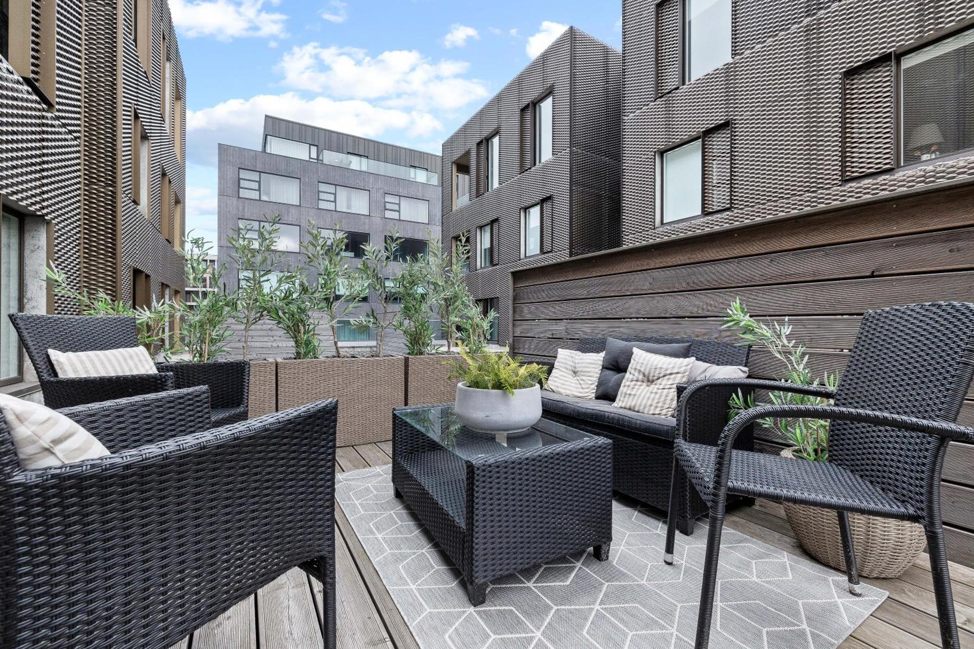 Vibrant Hafnatorg I Spacious Property With Expansive Garage Reykjavik Exterior photo