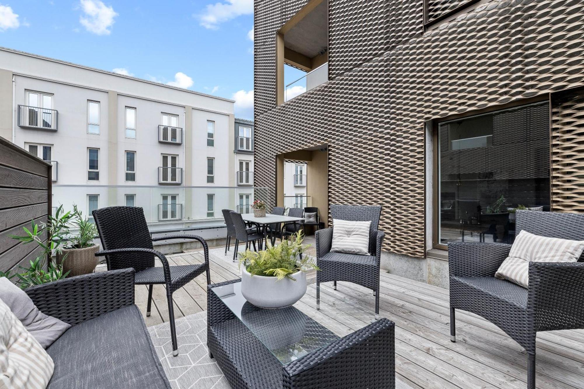 Vibrant Hafnatorg I Spacious Property With Expansive Garage Reykjavik Exterior photo