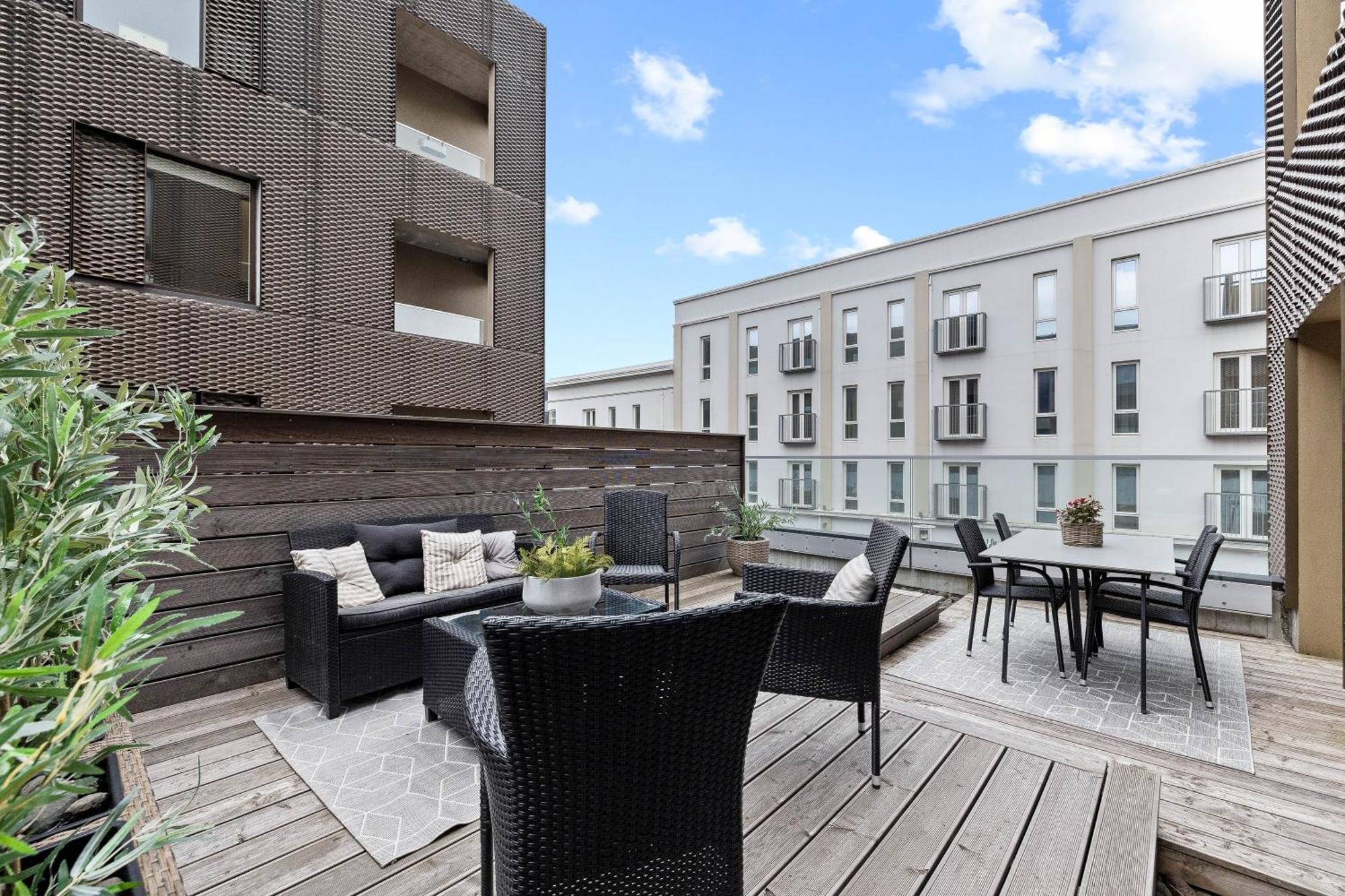Vibrant Hafnatorg I Spacious Property With Expansive Garage Reykjavik Exterior photo