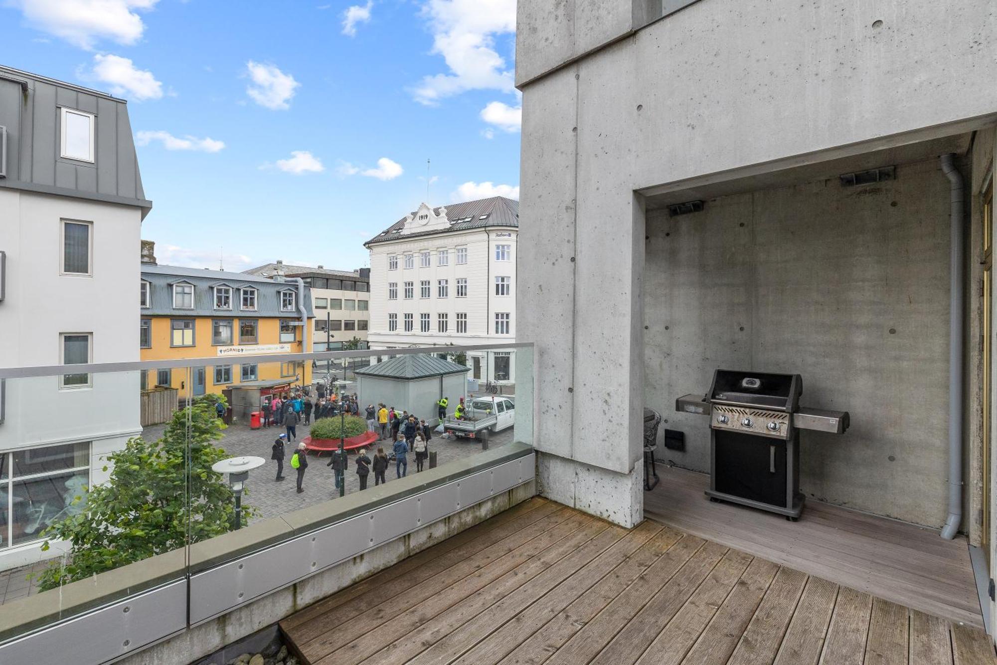 Vibrant Hafnatorg I Spacious Property With Expansive Garage Reykjavik Exterior photo