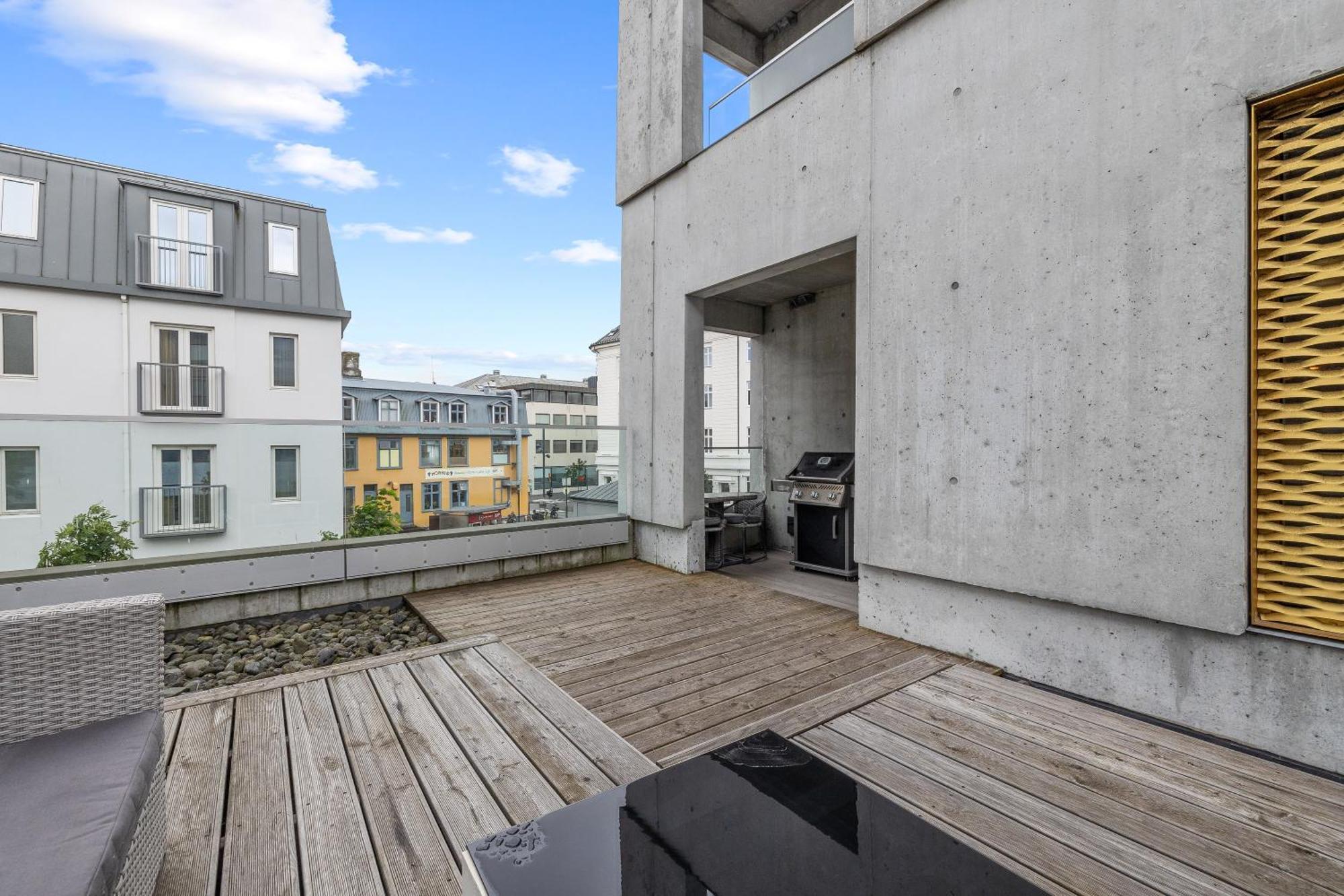 Vibrant Hafnatorg I Spacious Property With Expansive Garage Reykjavik Exterior photo