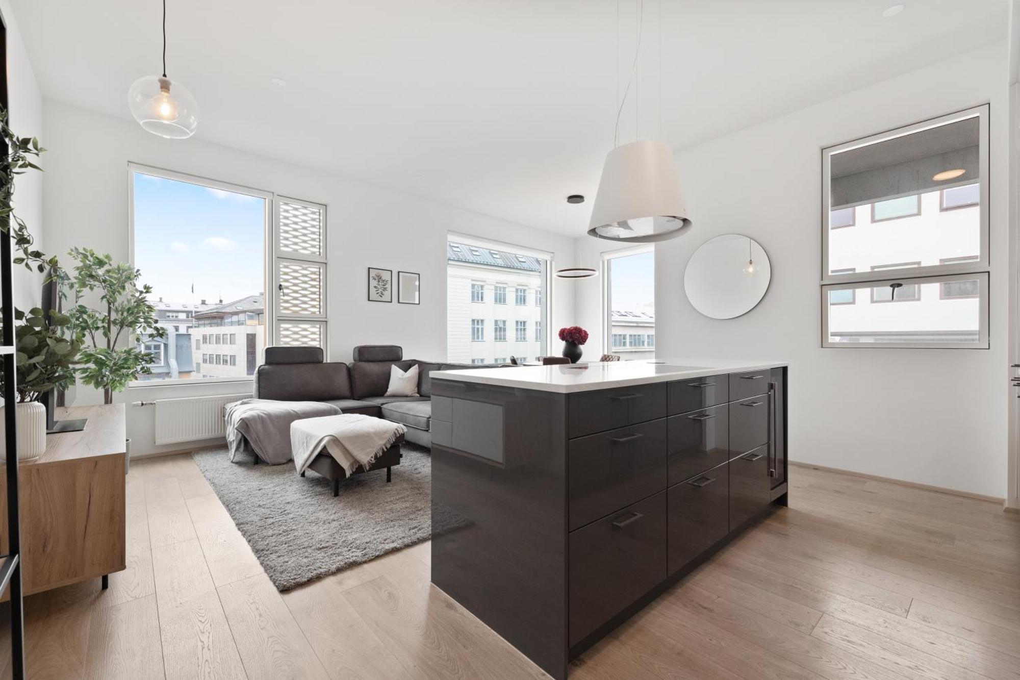 Vibrant Hafnatorg I Spacious Property With Expansive Garage Reykjavik Exterior photo