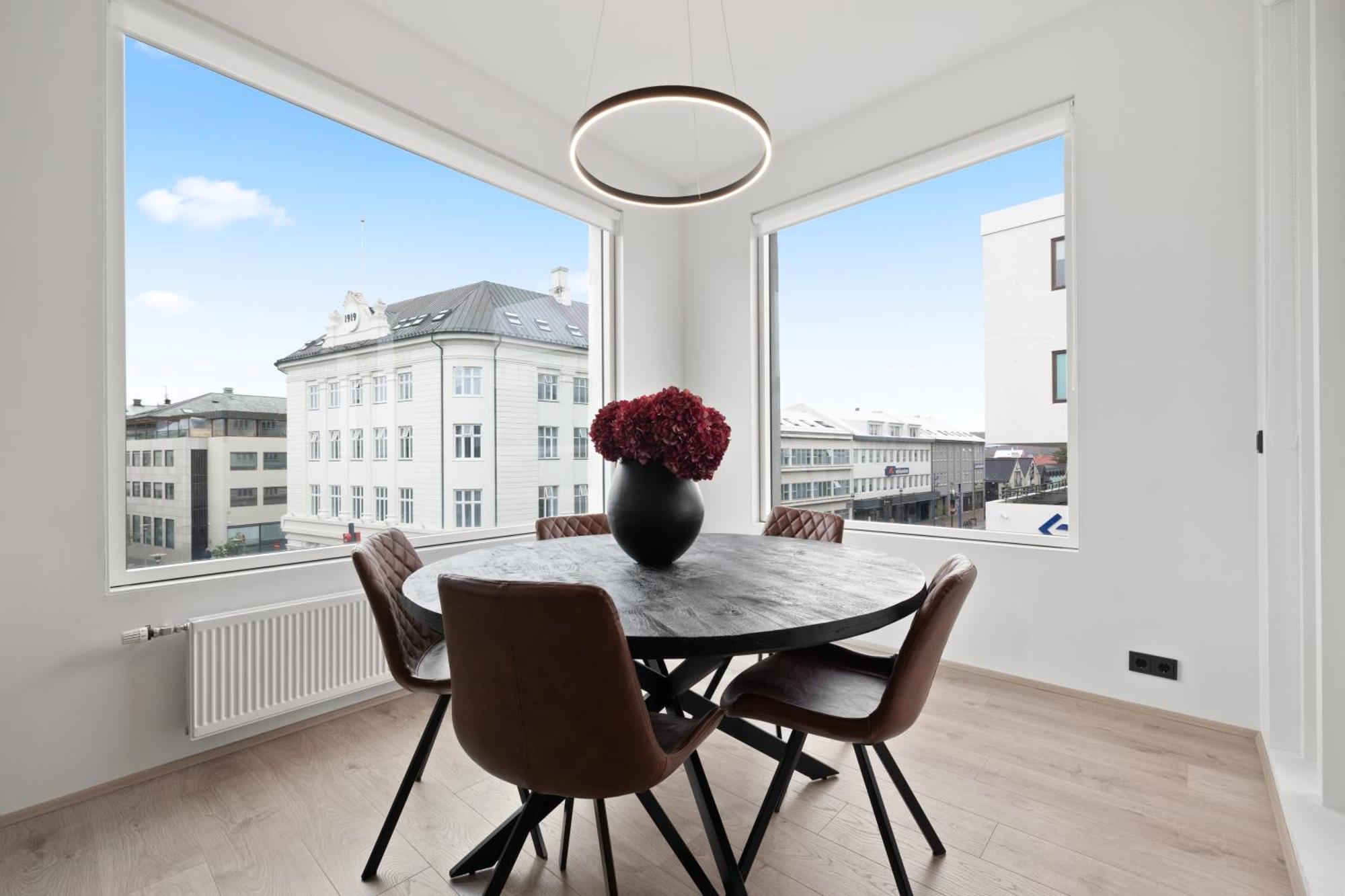 Vibrant Hafnatorg I Spacious Property With Expansive Garage Reykjavik Exterior photo