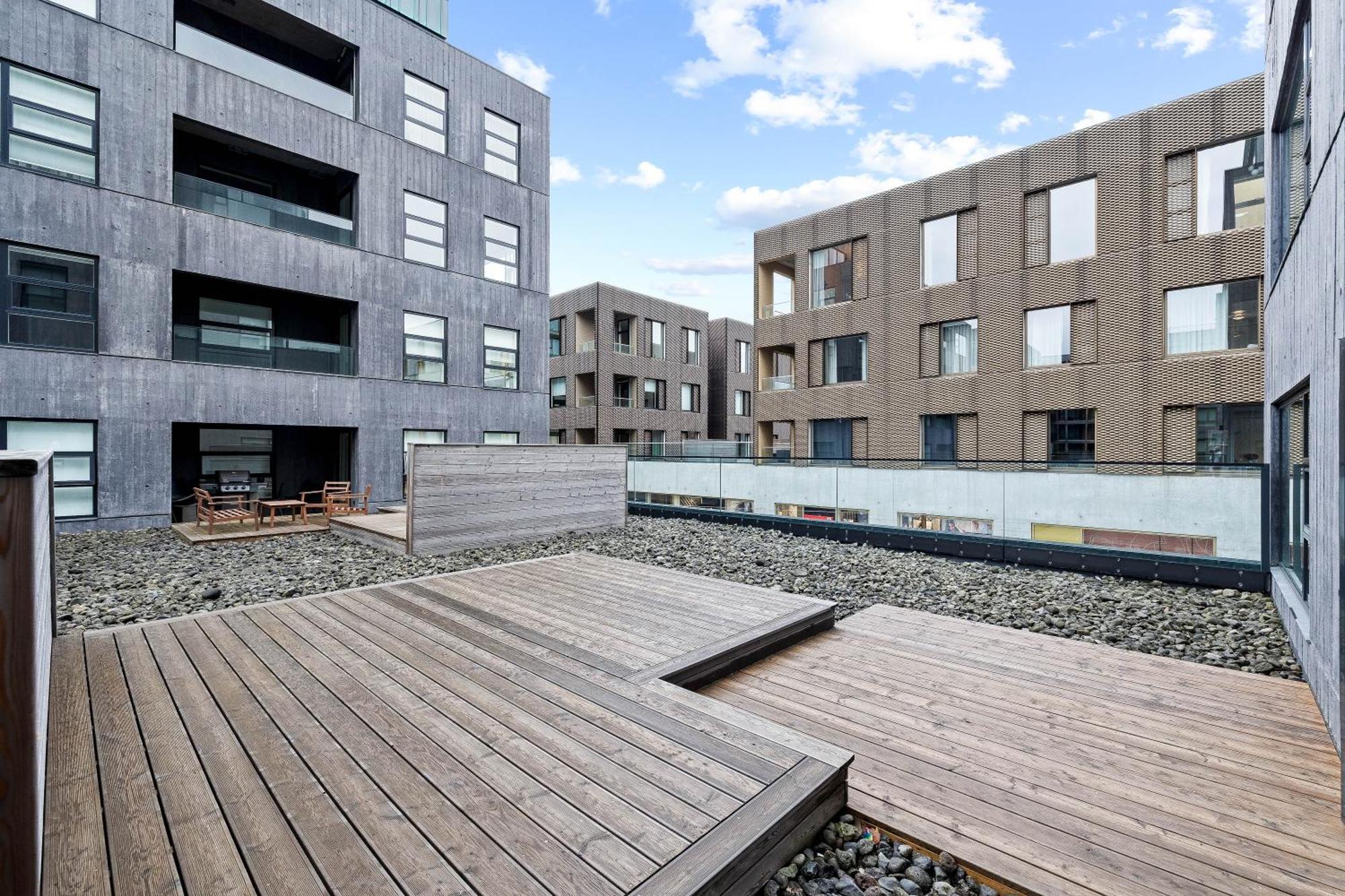 Vibrant Hafnatorg I Spacious Property With Expansive Garage Reykjavik Exterior photo