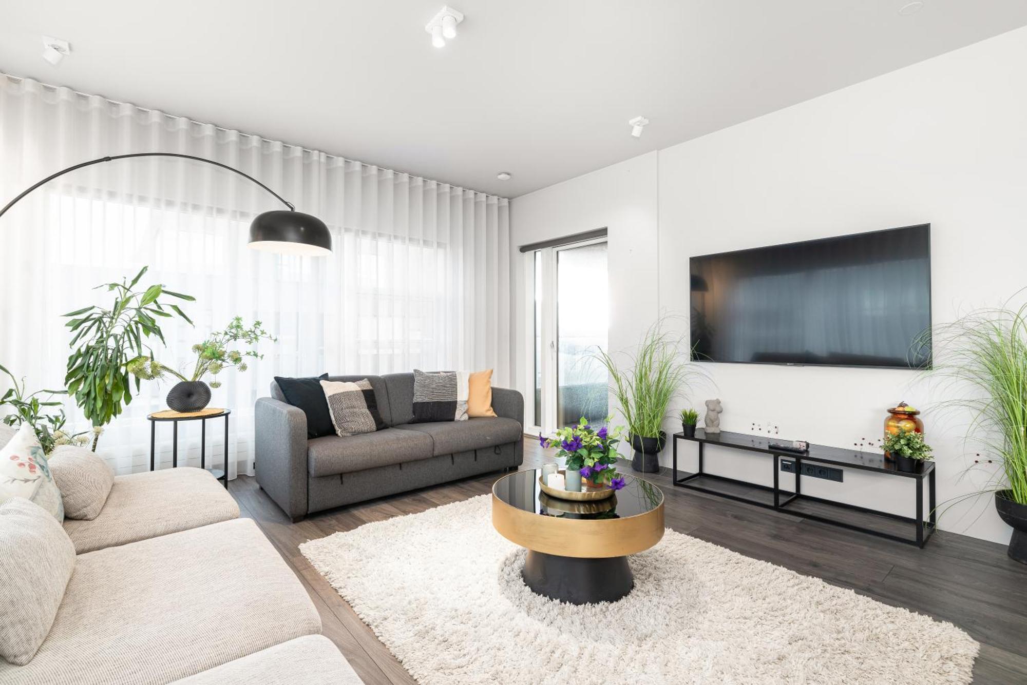 Vibrant Hafnatorg I Spacious Property With Expansive Garage Reykjavik Exterior photo